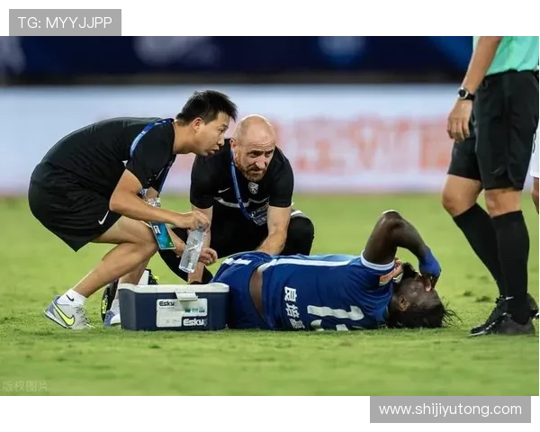 足球明星华丽后空翻进球瞬间引爆全场观众热情与欢呼声