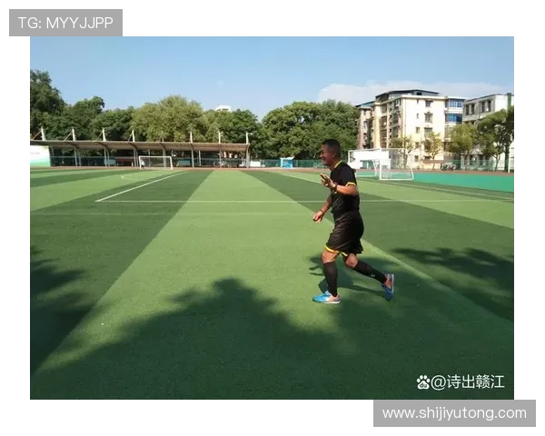 足球明星化身幕后英雄揭秘他们不为人知的训练与生活故事