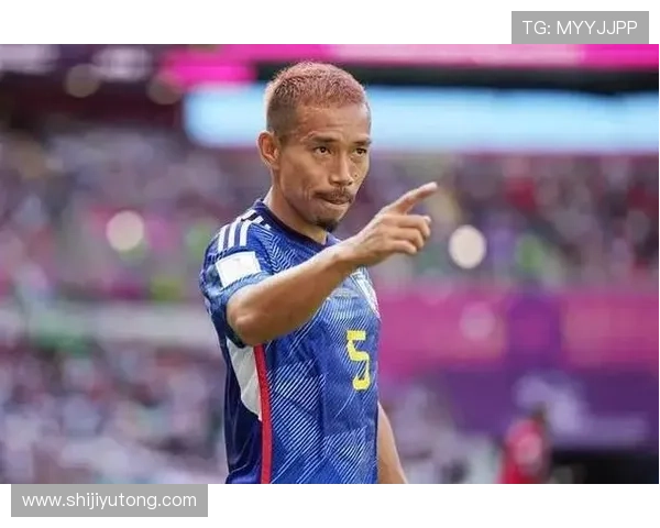 足球明星化身老头挑战年轻球员引发热议与欢笑 足球明星化身老头挑战年轻球员引发热议与欢笑