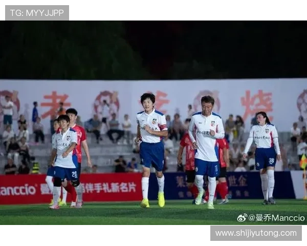 足球明星在西安激情踢球视频回顾引发球迷热议与期待