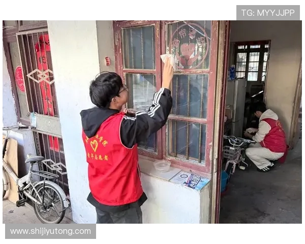 足球明星走进社区关爱困难家庭传递温暖与希望